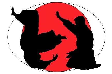 Silhouetten von zwei Kampfsportlern vor einem roten Sonnenkreis, die dynamische Bewegungen ausführen.