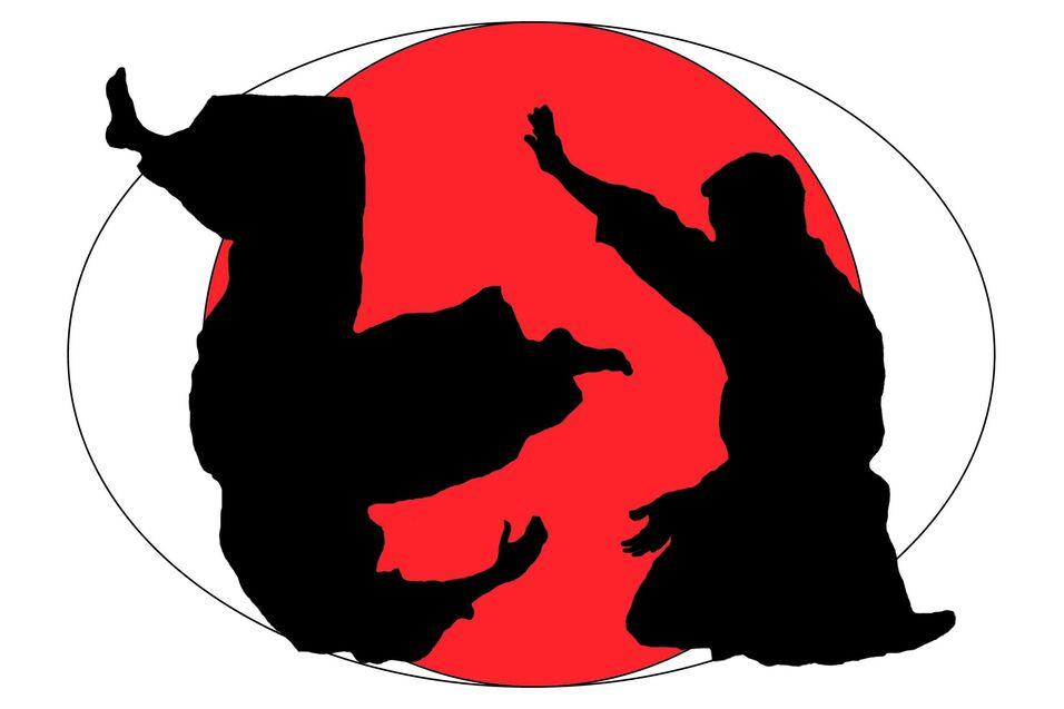 Silhouetten zweier Kämpfer vor einem roten Kreis, symbolisierend Kampfkunst oder Martial Arts.