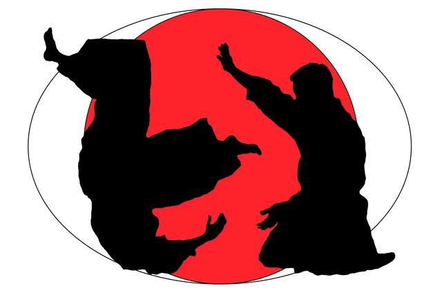 Silhouetten zweier Kämpfer vor einem roten Kreis, symbolisierend Kampfkunst oder Martial Arts.