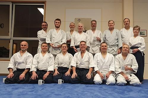 Erfolgreiche Absolventen Gruppenfoto der erfolgreichen Absolventen des Kangeiko-Lehrgangs 2024