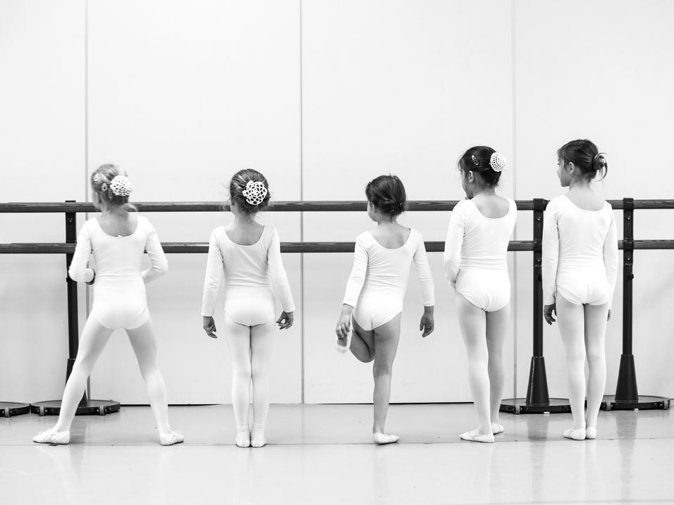 Ballett Kinder Ballett Kinder stehen vor der Ballett-Stange