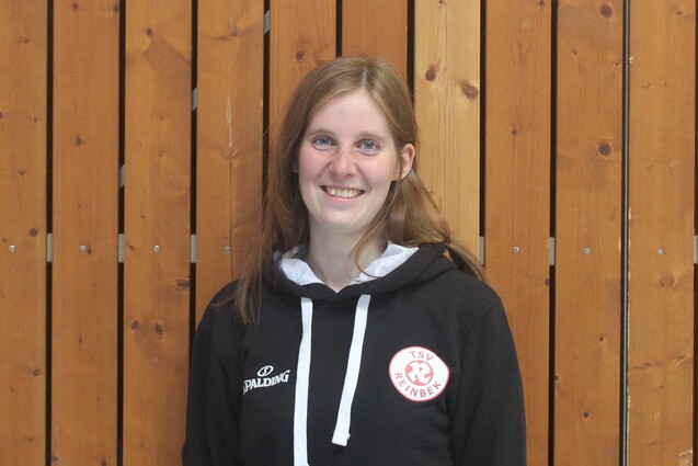 Portr&auml;t von Svea Bokeloh vor einem Ger&auml;teraum.