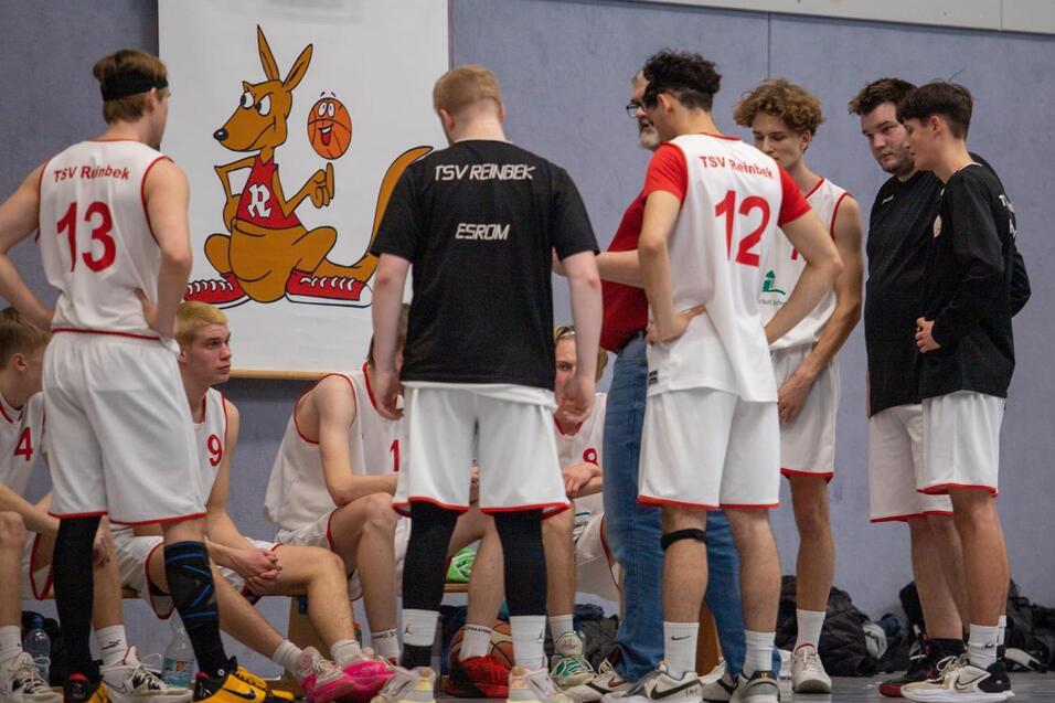 Die 1. Herren stehen um den Trainer bei der Spielbesprechung.