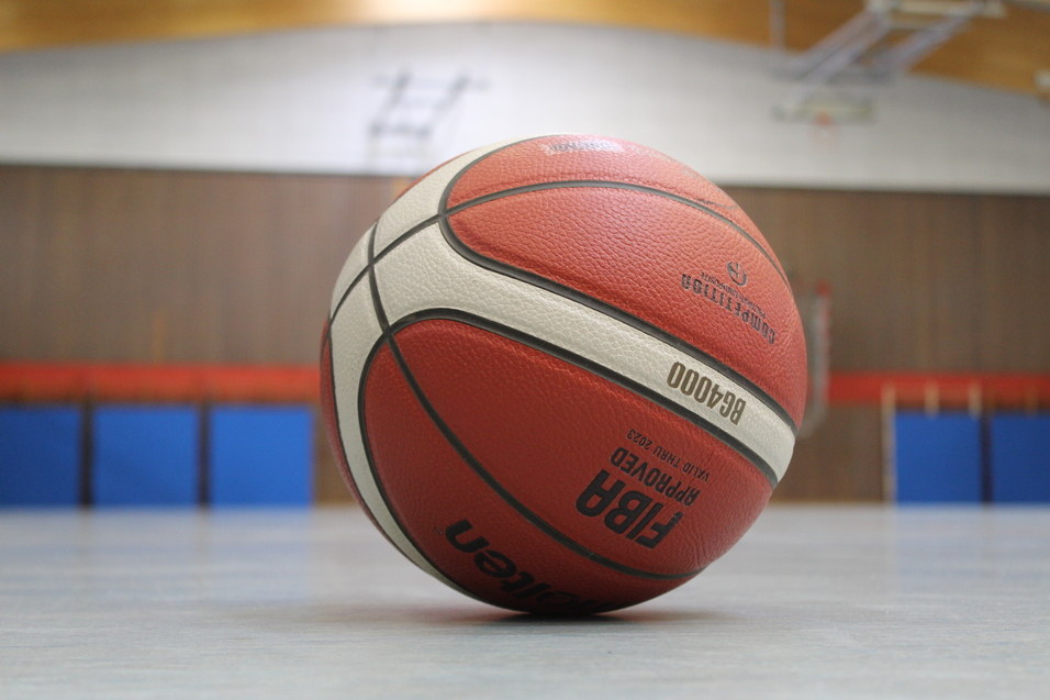 Basketball in der Uwe-Plog-Halle mit Blick zur Korbanlage an der Decke.