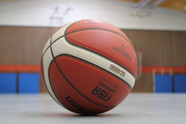 Basketball in der Uwe-Plog-Halle mit Blick zur Korbanlage an der Decke.