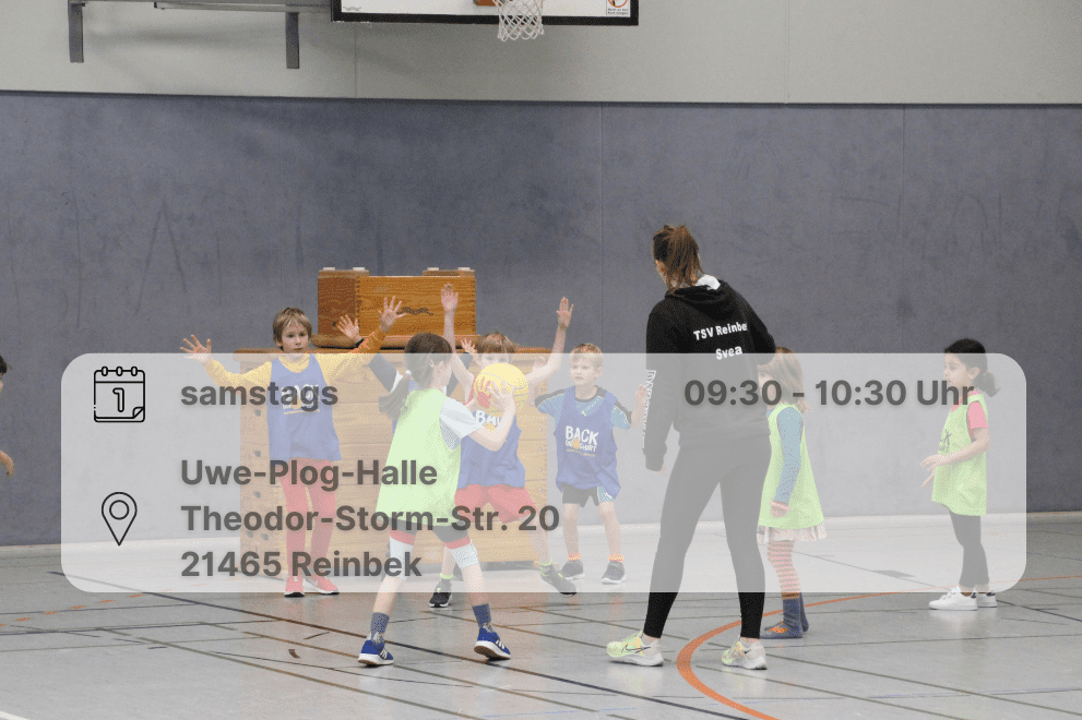 Familienbasketball Sechs Kinder spielen Basketball auf einen Kastenkorb. Dazwischen steht die Trainerin. Bild enthält die Trainingszeit.