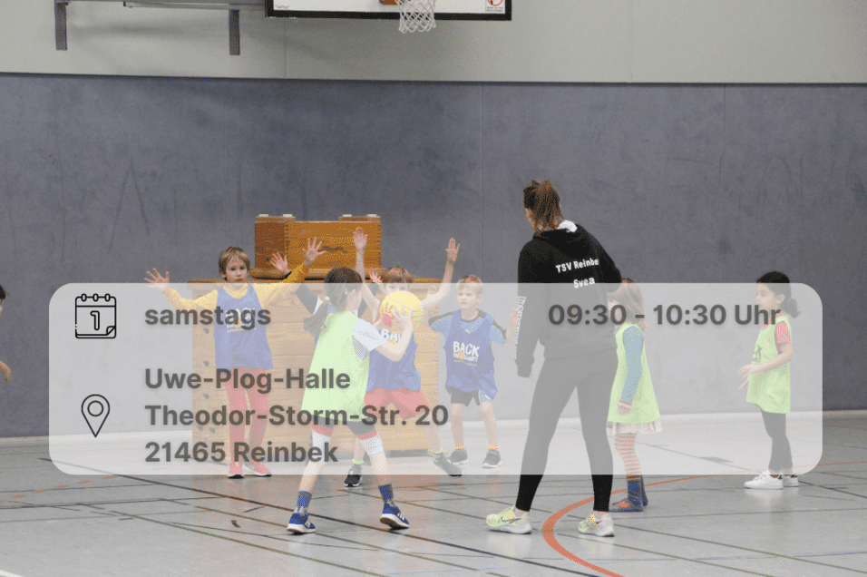 Sechs Kinder spielen Basketball auf einen Kastenkorb. Dazwischen steht die Trainerin. Bild enthält die Trainingszeit.