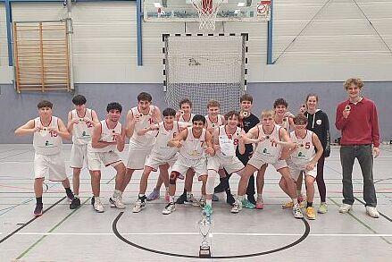 Pokalsieg U18 Mannschaftsfoto mit Pokal.