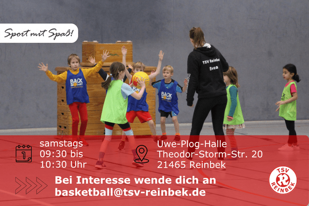 Kinder spielen Basketball in der Turnhalle