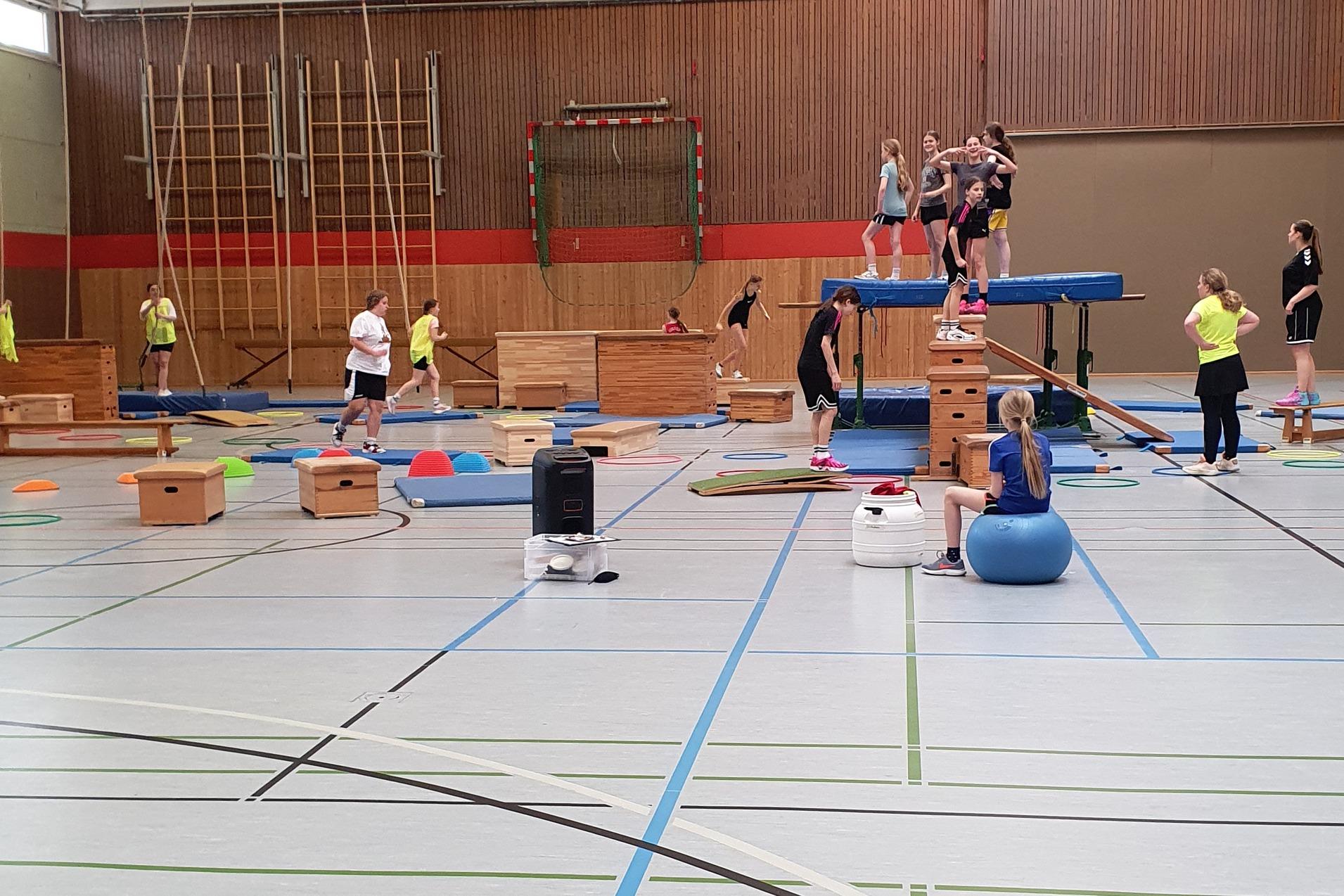 Basketballcamp für Mädchen Gerätelandschaft in der Turnhalle, in der die Teilnehmerinnen des Camps laufen