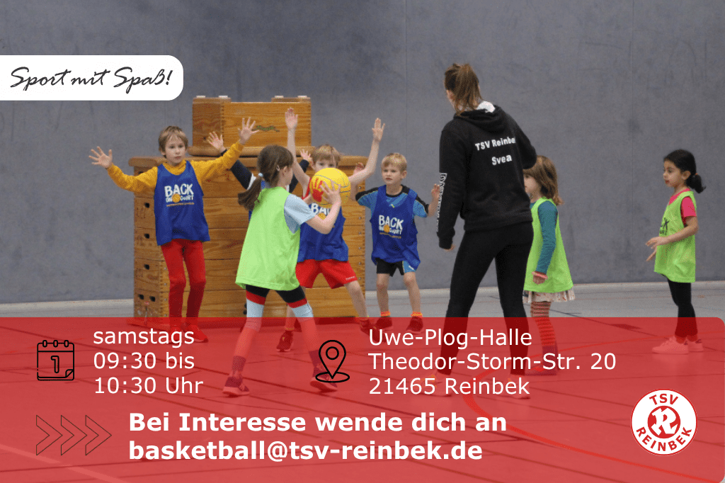 Kinder spielen Basketball in der Turnhalle