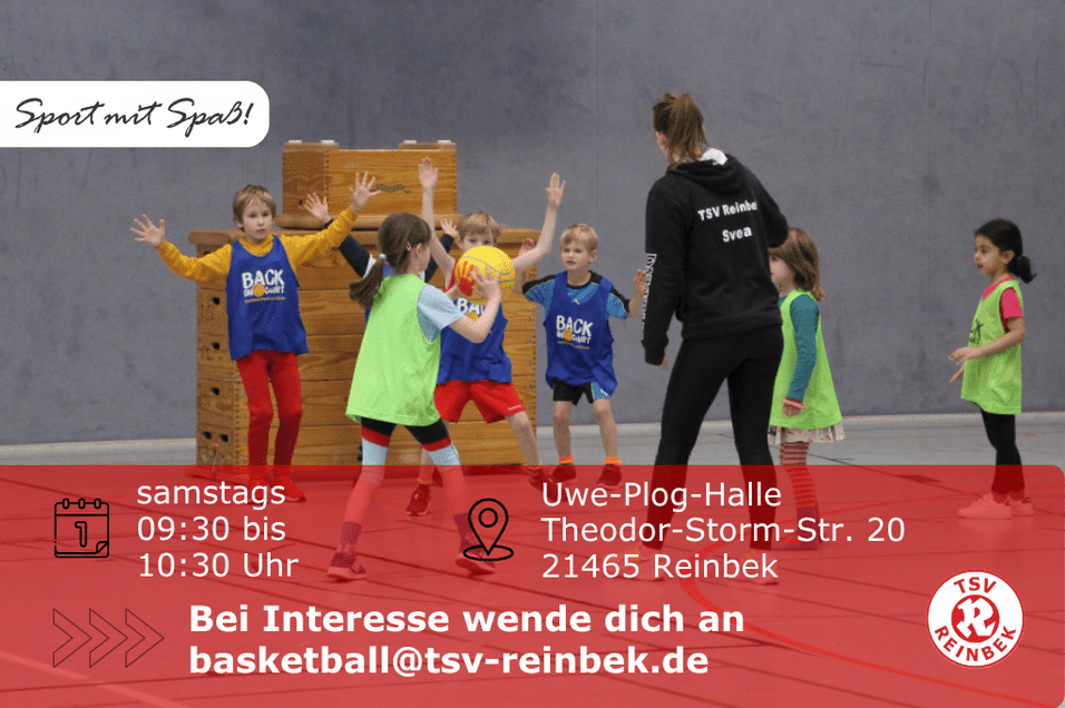 Familienbasketball Kinder spielen Basketball in der Turnhalle