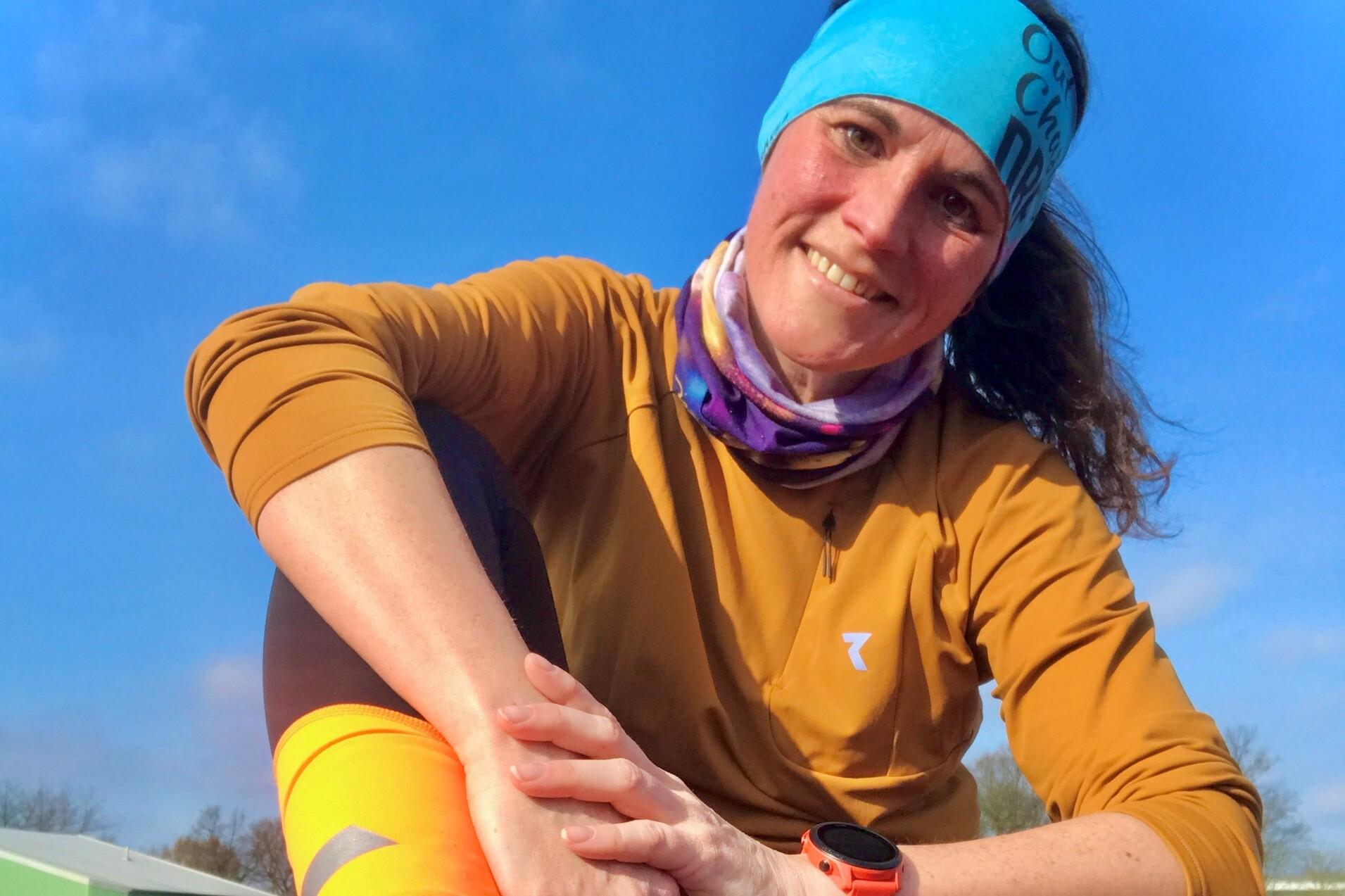 Verena Godersky Verena Godersky in Sportkleidung sitzt auf der Tartanbahn