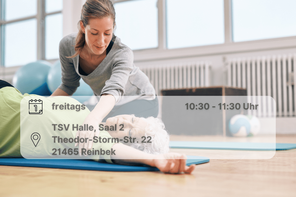 Trainersuche Arthrosegymnasti und Rückenschule ältere Dame macht Dehnübungen auf der Fitnessmatte. Trainerin hilft ihr bei der Ausführung. Inklusive Orts- und Datumsangabe für interessierte TrainerInnen