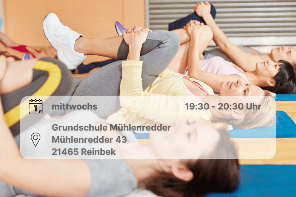 Wirbelsäulengymnastik Personengruppe liegt auf Fitnessmatten. Ihr linkes Knie ziehen sie zum Bauchnabel und halten ihr Knie mit den Händen fest. Anderes Bein liegt ausgestreckt am Boden. Inklusive Orts- und Datumsangabe