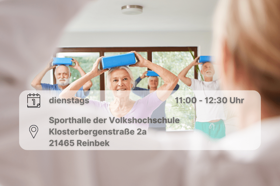 Arthrose-, Osteoporose und Rückengymnastik Senioren halten Kissen über ihrem Kopf. Inklusive Orts- und Datumsangabe