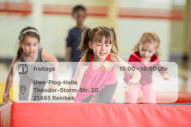 Kinder Klettern über Turnmatte