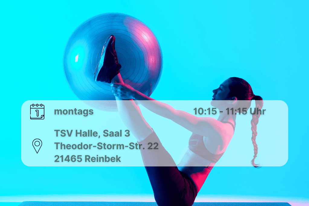 Power-Pilates Frau sitzt mit Beinen in die Luft gestreckt auf dem Boden.Die Hände hält sie an ihren Fußgelenken Zwischen ihren Füßen hält sie einen Gymnastikball