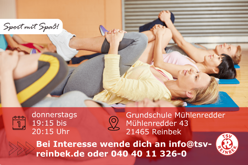 Personen liegen auf Fitnessmatten auf dem R&uuml;cken, das Knie zum Bauchnabel ziehend. Bild enth&auml;lt Orts- und Datumsangabe