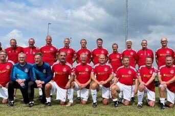 Gruppenbild unserer &Uuml;50 Fu&szlig;ballmannschaft