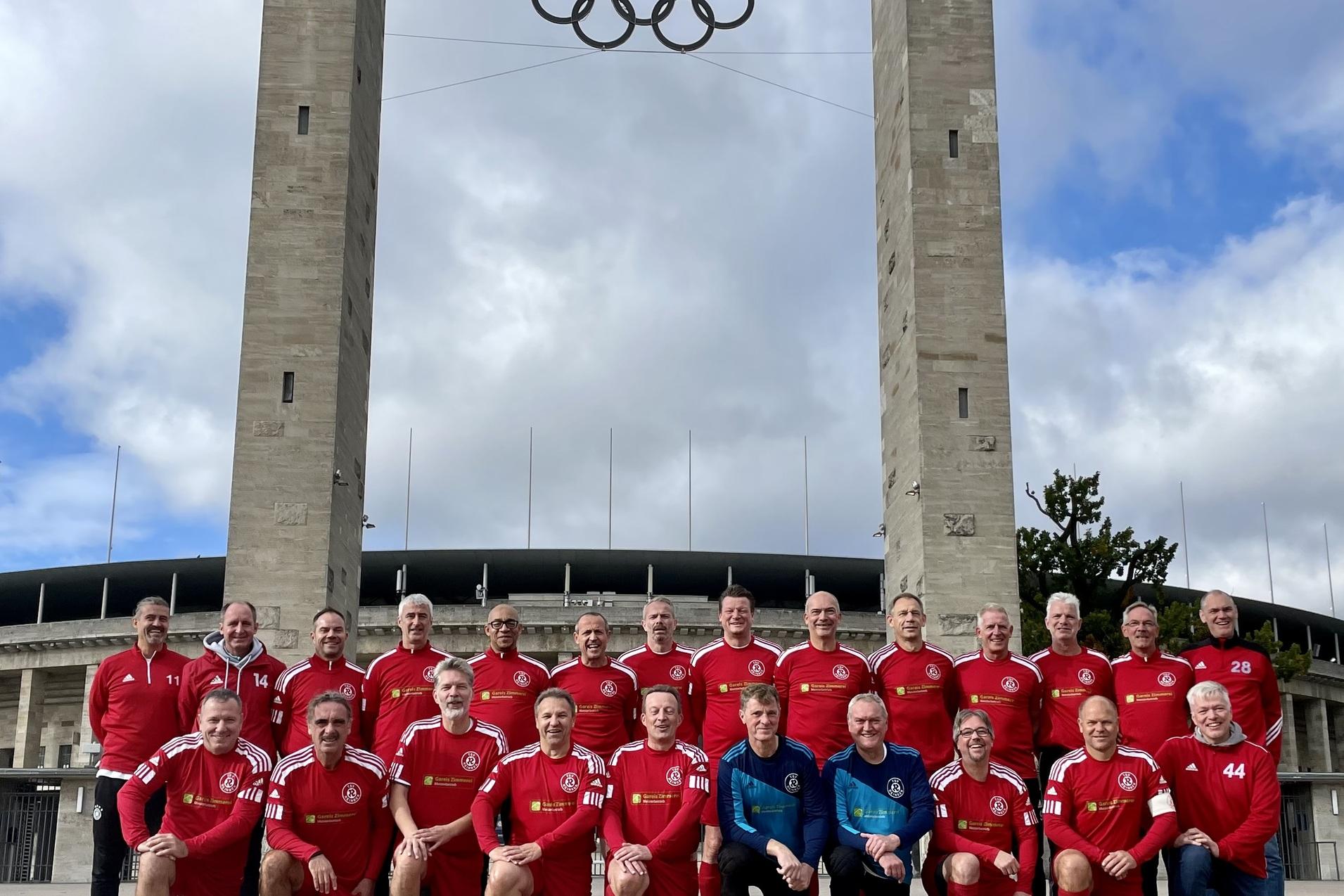 Ü50 holt Bronze bei der deutschen Meisterschaft Gruppenbild der Ü50 Fußballmannschaft vor dem Olympiastadion
