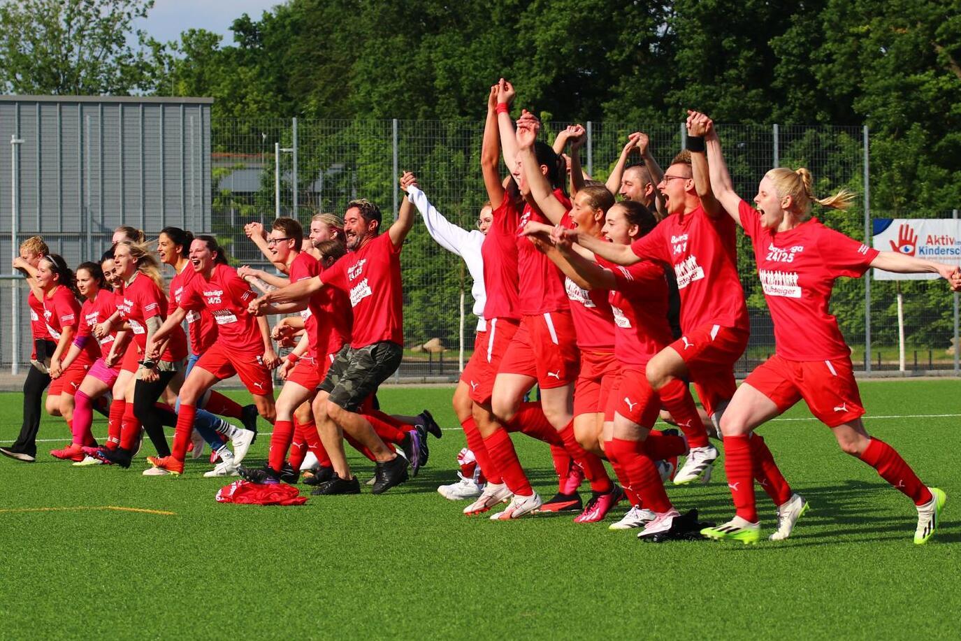 Aufstieg der 1. Frauen 1. Frauen feiern den Aufstieg und laufen jubelnd auf die Fans zu
