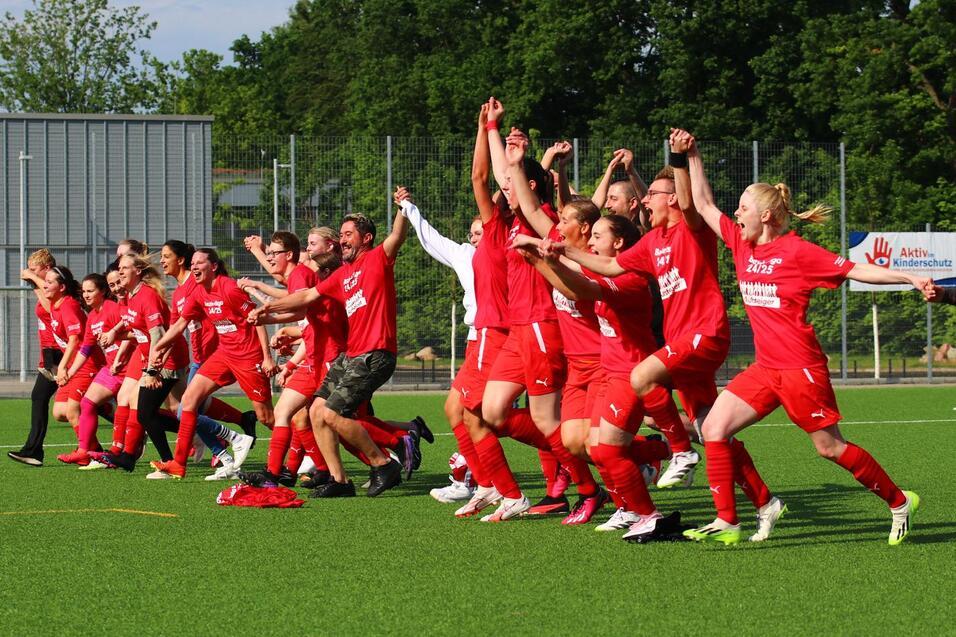 1. Frauen feiern den Aufstieg und laufen jubelnd auf die Fans zu
