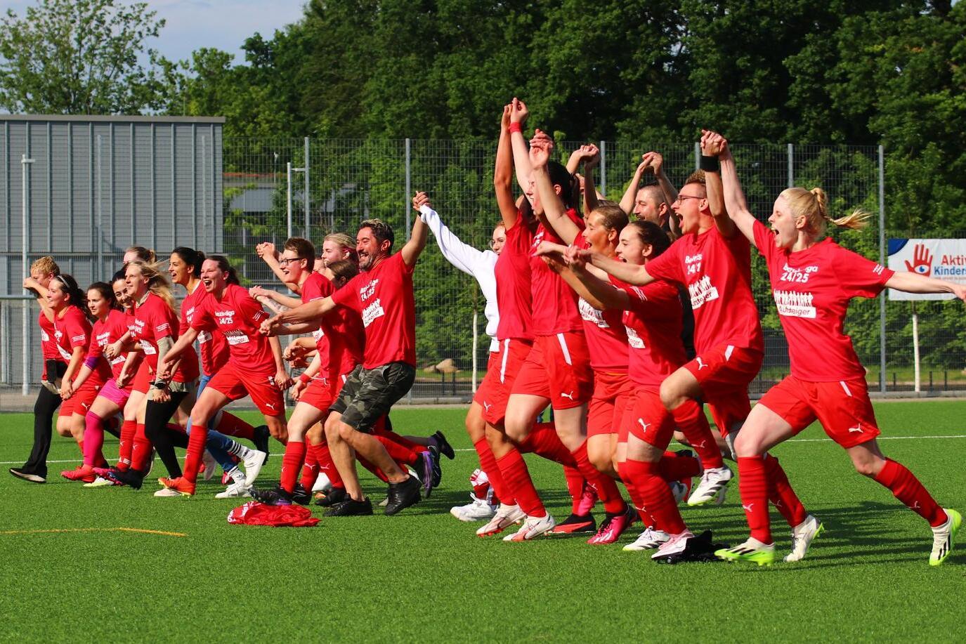 Aufstieg der 1. Frauen 1. Frauen feiern den Aufstieg und laufen jubelnd auf die Fans zu