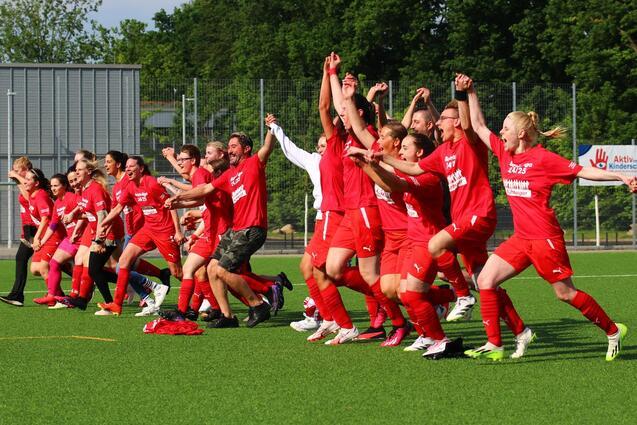 1. Frauen feiern den Aufstieg und laufen jubelnd auf die Fans zu