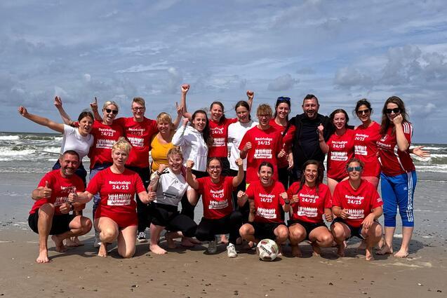 Gruppenbild der 1. Damen am Henne Strand