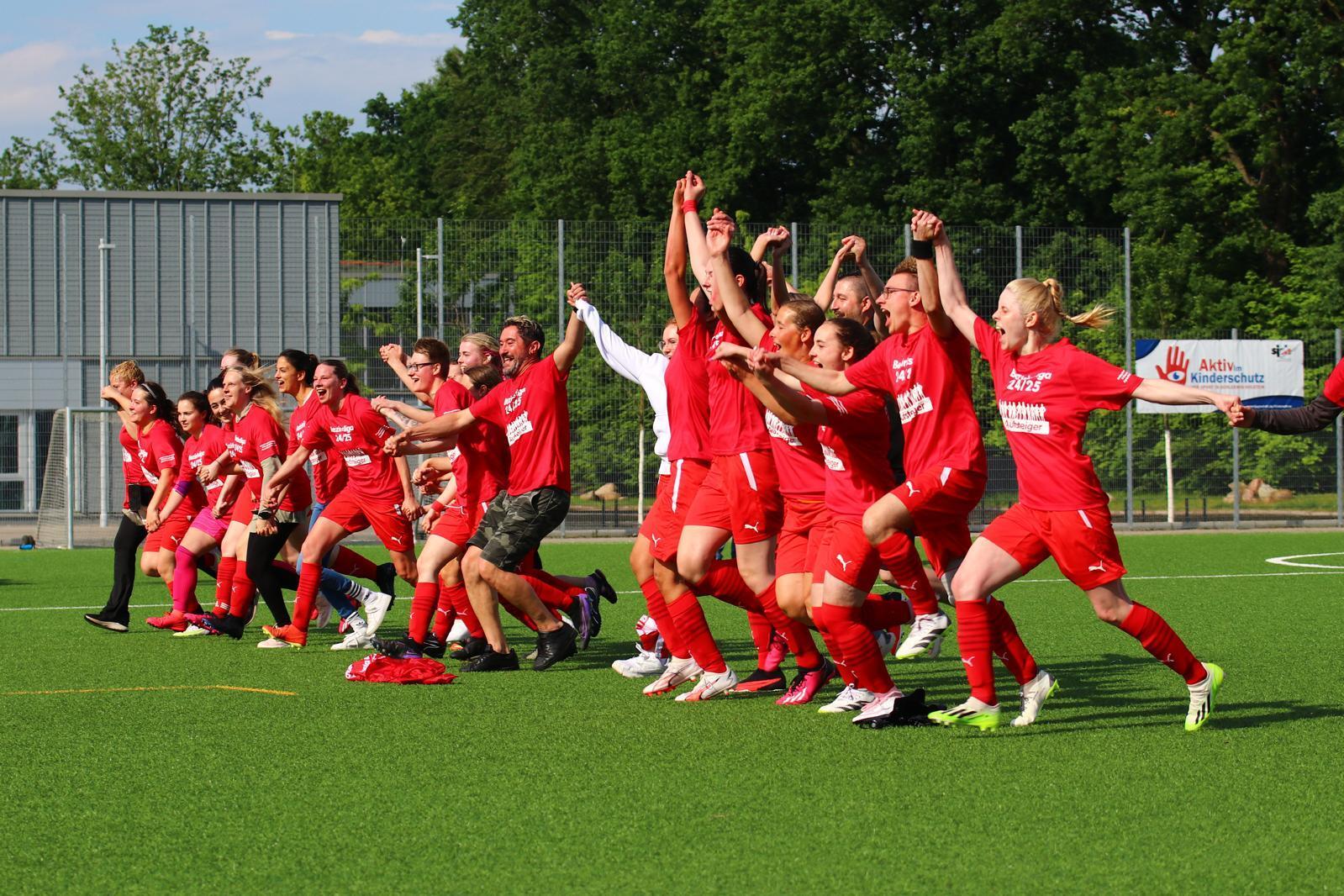 1. Frauen feiern den Aufstieg und laufen jubelnd auf die Fans zu