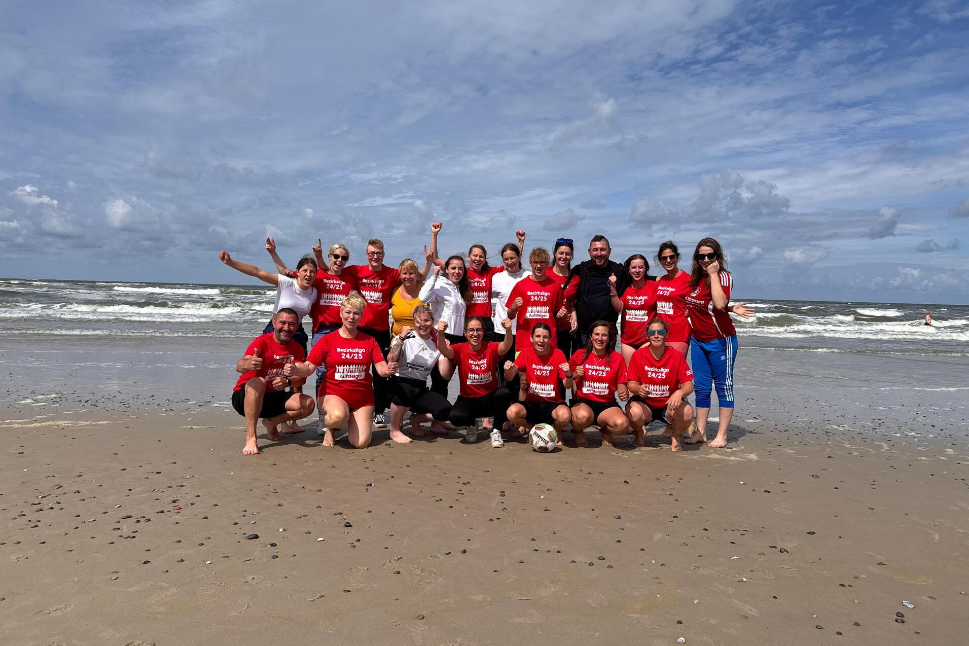 1. Damen Trainingswochenende in Henne Strand Gruppenbild der 1. Damen am Henne Strand