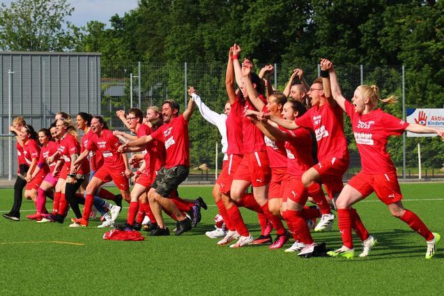 1. Frauen feiern den Aufstieg und laufen jubelnd auf die Fans zu