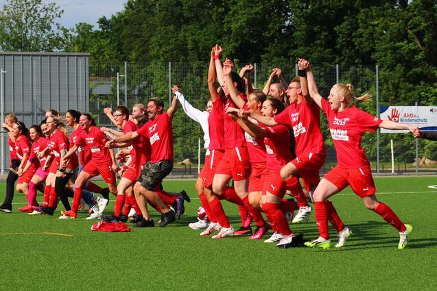 1. Frauen feiern den Aufstieg und laufen jubelnd auf die Fans zu
