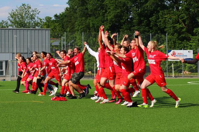 1. Frauen feiern den Aufstieg und laufen jubelnd auf die Fans zu