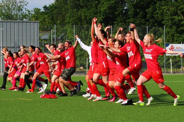 1. Frauen feiern den Aufstieg und laufen jubelnd auf die Fans zu