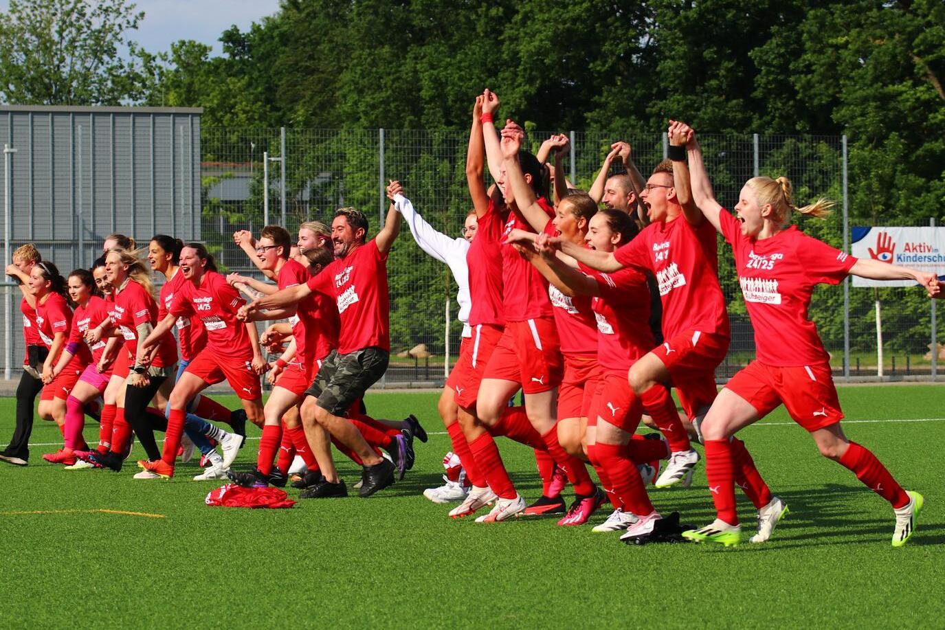Aufstieg der 1. Frauen 1. Frauen feiern den Aufstieg und laufen jubelnd auf die Fans zu