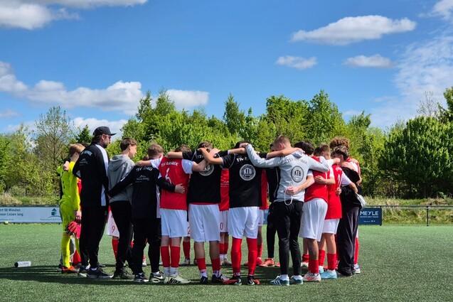 Mannschaftskreis der C-Jugend auf dem Spielfeld
