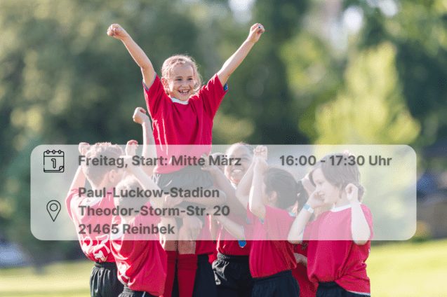 Fu&szlig;ballerinnen heben jubelnd ein M&auml;dchen in die H&ouml;he. Inklusive Orts- und Datumsangabe