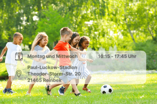 kleine Fu&szlig;baller kicken auf der Wiese inklusive Orts- und Datumsangabe f&uuml;r fu&szlig;ballinteressierte des Jahrgangs 2020