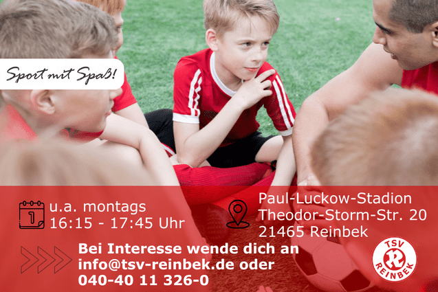 Kinder und Trainer bilden einen Sitzkreis auf dem Fußballplatz. Bild enthält Orts- und Datumsangabe