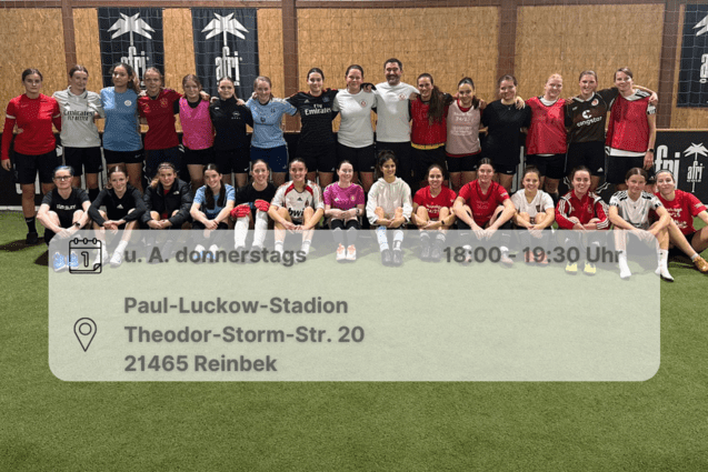 Gruppenfoto der Mädchenmannschaften in einer Soccer Halle. Inklusive Orts- und Datumsangabe