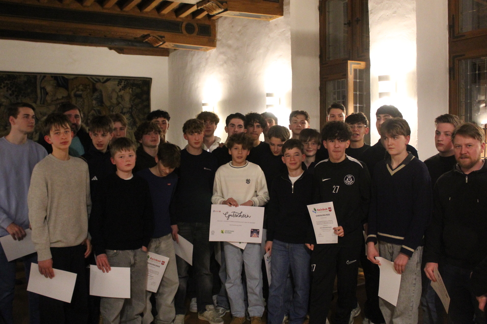 Gruppenfoto der Fu&szlig;ball C-Junioren bei der Reinbeker Sportlerehrung