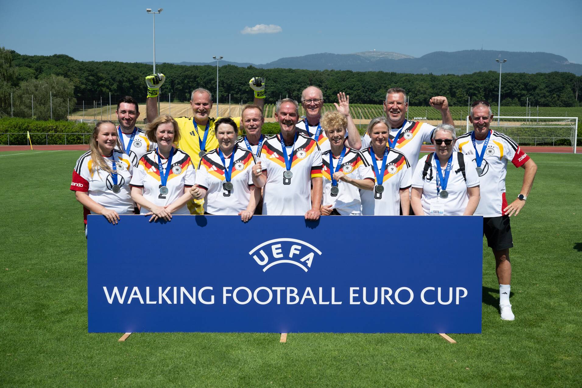 Spieler und Spielerinnen posieren f&uuml;r ein Mannschaftsfoto