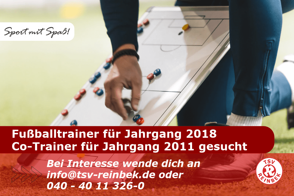 Taktiktafel. Eine Hand verschiebt Magneten auf der Tafel.
