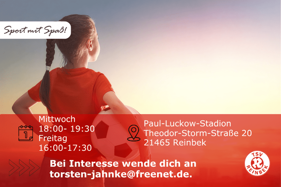 M&auml;dchen mit einem Fu&szlig;ball unter dem Arm