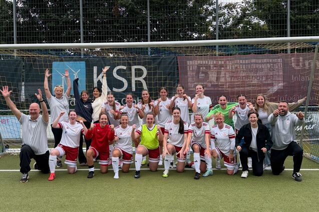 Mannschaftsfoto der 1. Damen der TSV Reinbek im Fu&szlig;balltor