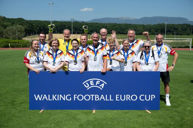 Spieler und Spielerinnen posieren f&uuml;r ein Mannschaftsfoto