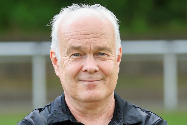 Portr&auml;tfoto von J&ouml;rg Wustrack, der, die Arme verschr&auml;nkt, in die Kamera schaut