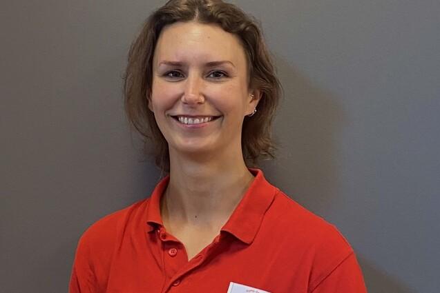 Portr&auml;t Katharina B&uuml;ttner vor grauer Wand